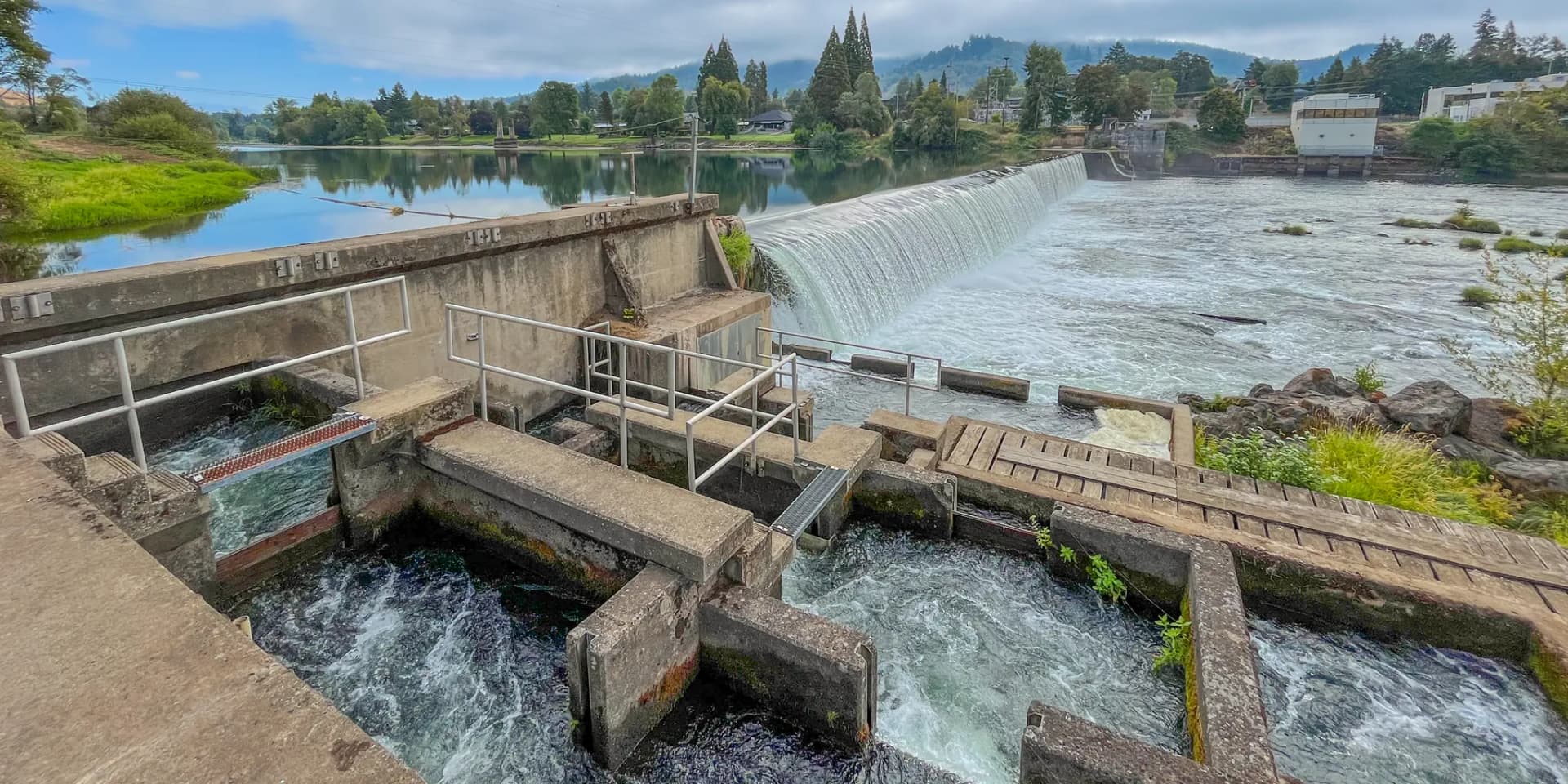 Winchester Dam on the North Umpqua River with fish ladder